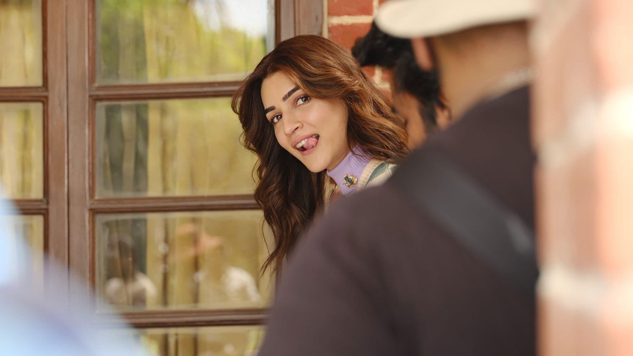 Tere Ishk Mein backdrop
