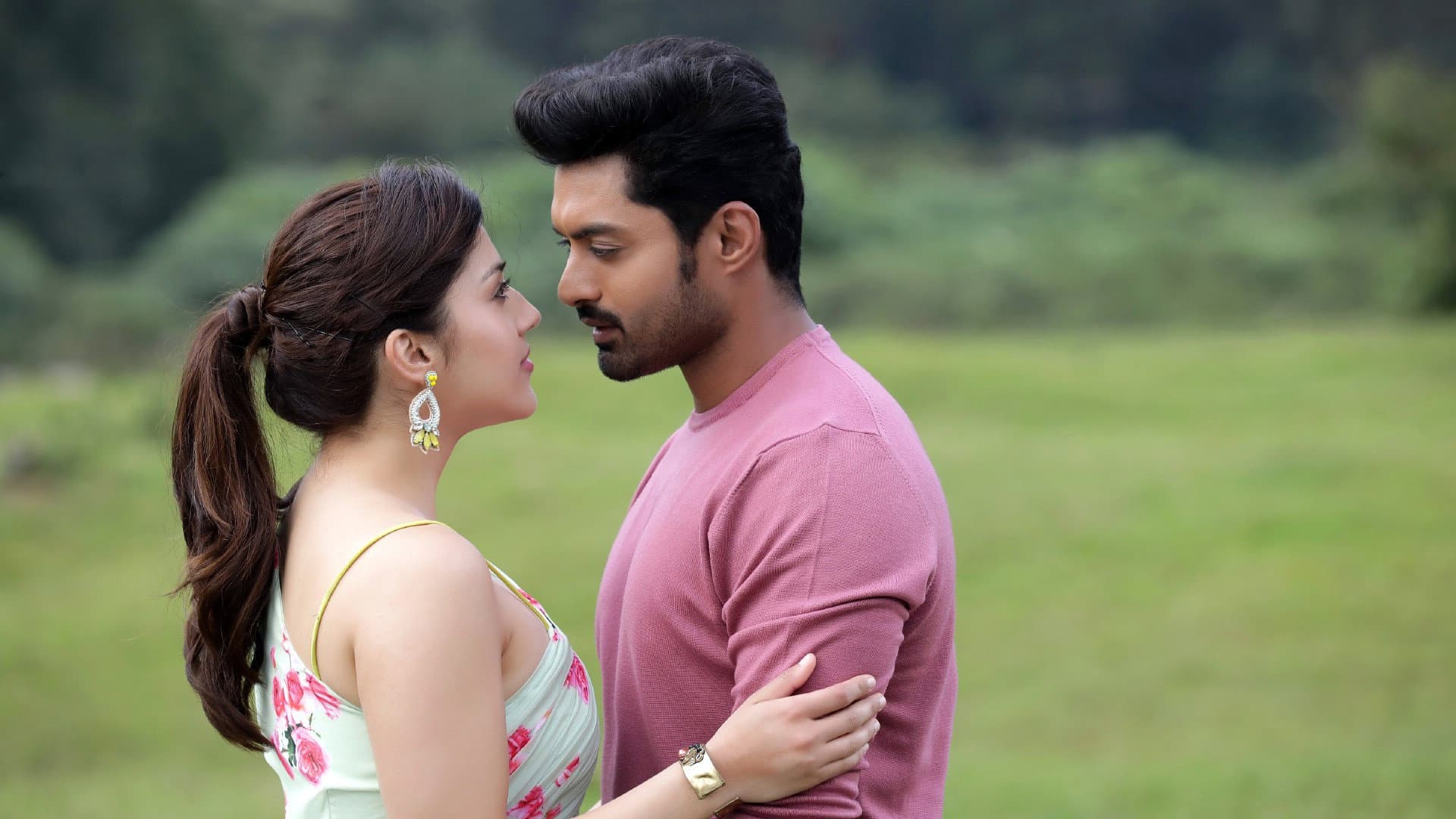 Entha Manchivaadavuraa backdrop